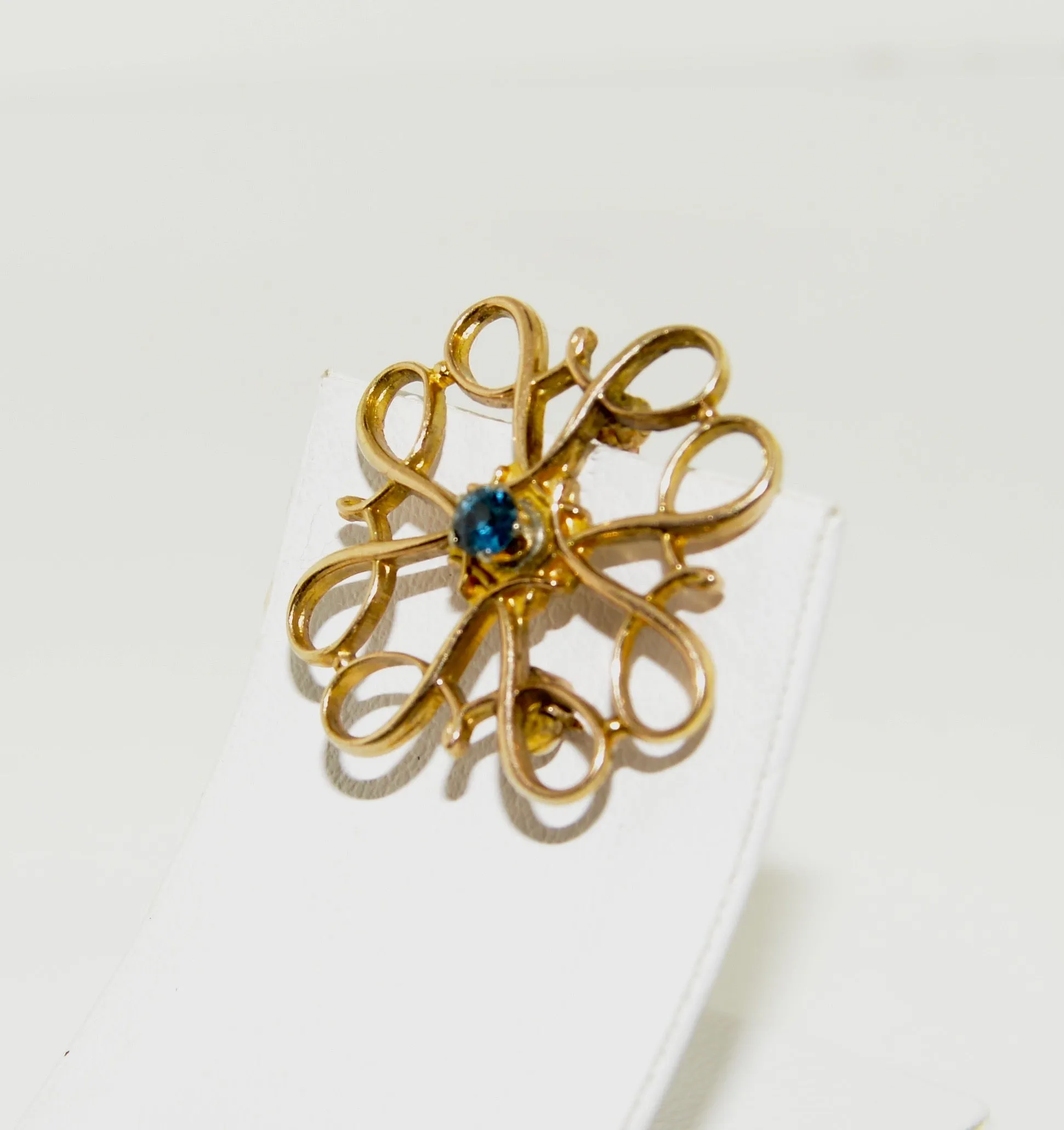 10 Karat Yellow Gold Round 3mm Blue Stone Gold Brooch