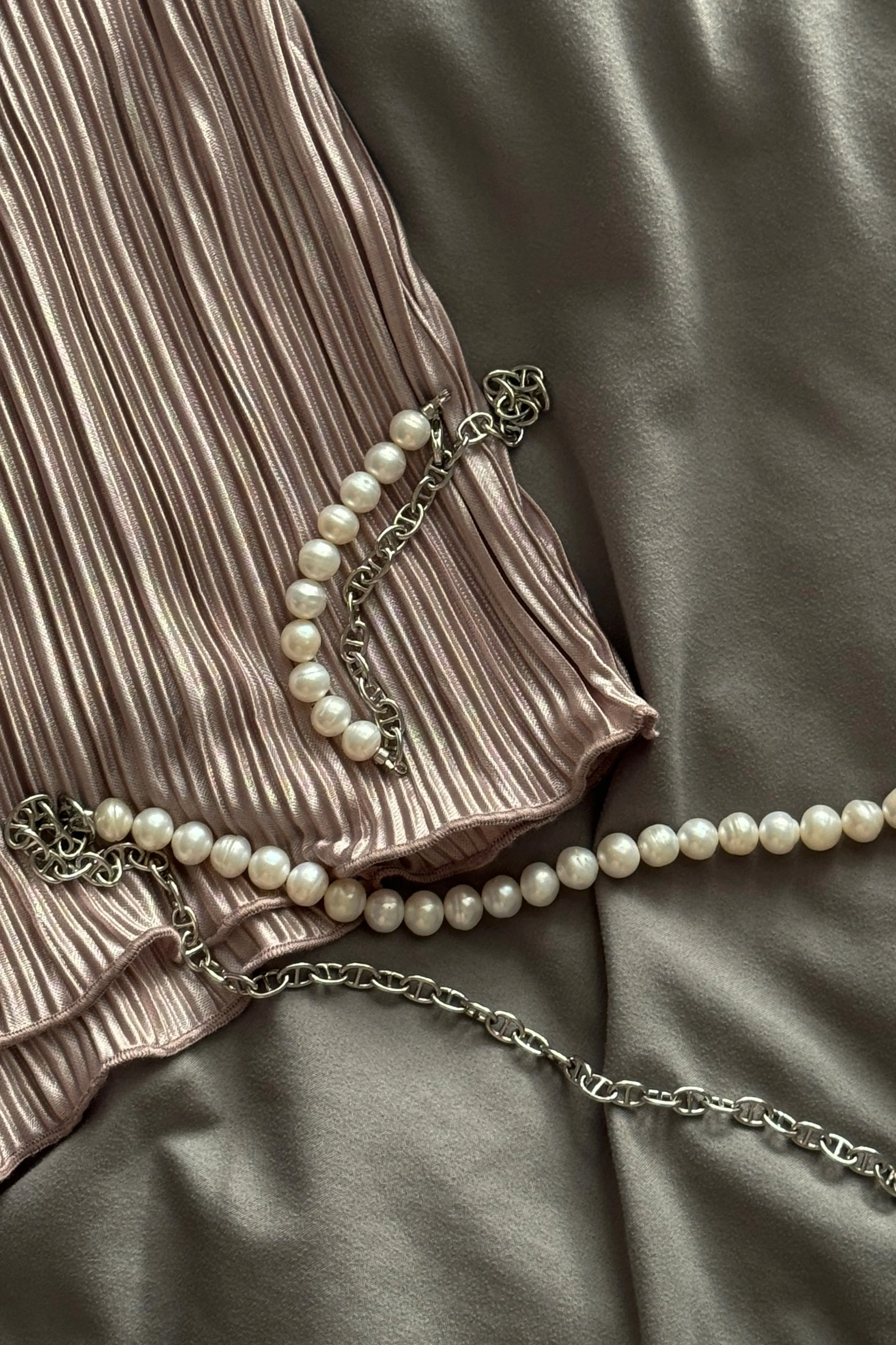 Freshwater pearl bracelet with chain