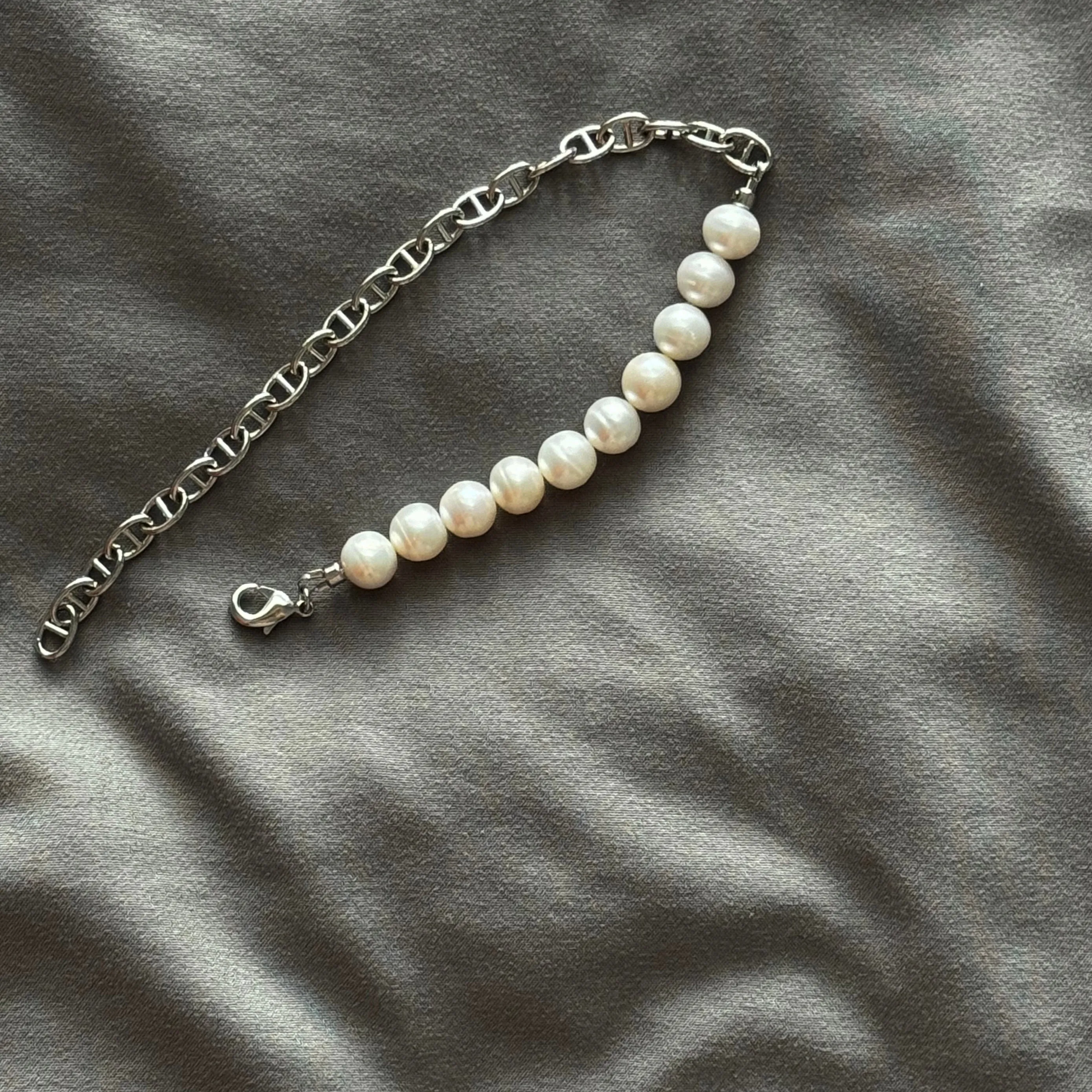 Freshwater pearl bracelet with chain