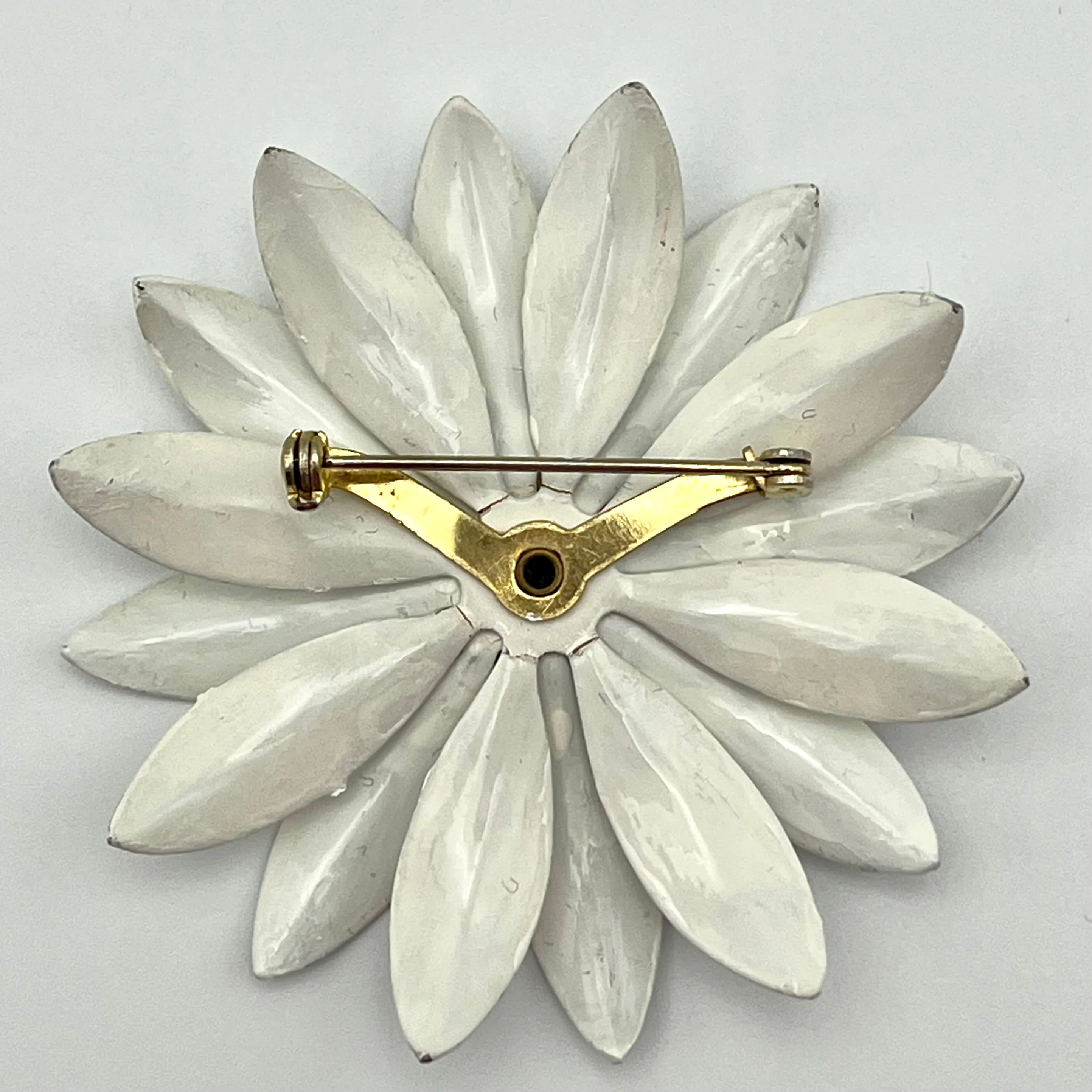 Late 60s/ Early 70s Daisy Enamel Flower Brooch