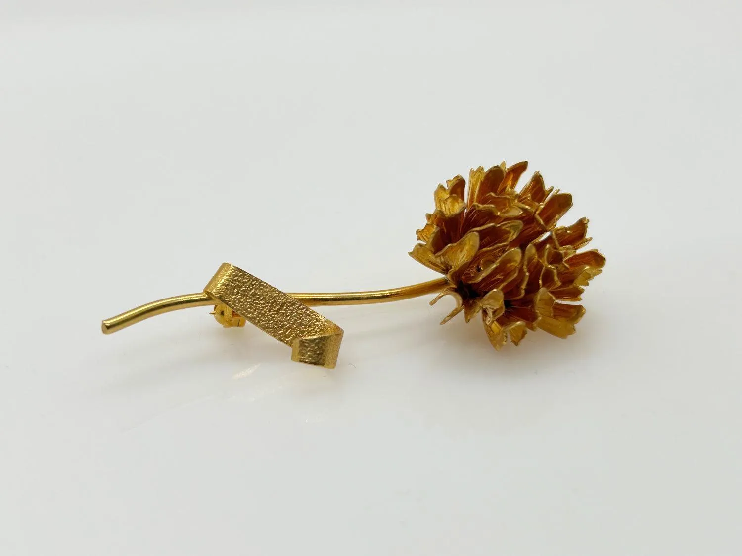 Striking Golden Vintage Flower Brooch